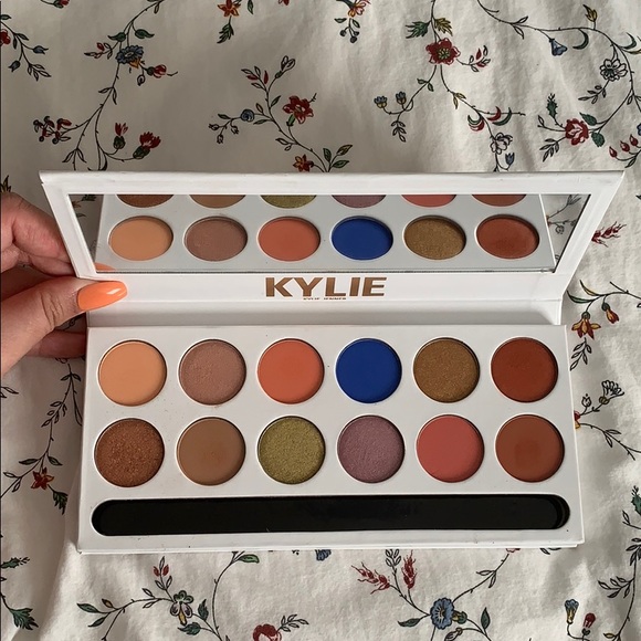 Kylie Jenner Palette - Picture 2 of 5